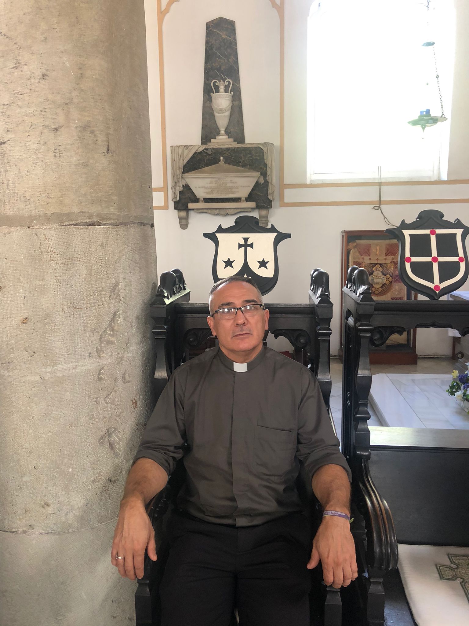 El Padre José Antonio en el sitial del Cabildocatedralicio correspondiente a la Orden del Carmen