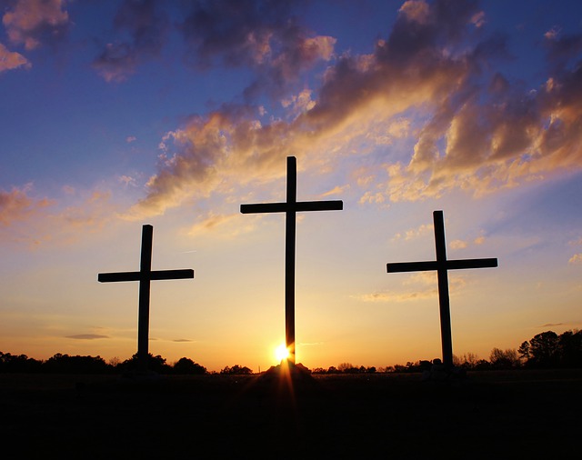 Fotografía de un atardecer con 3 cruces vacías
