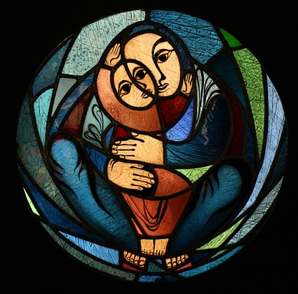 Vitral con la imagen de María abrazando a su hijo